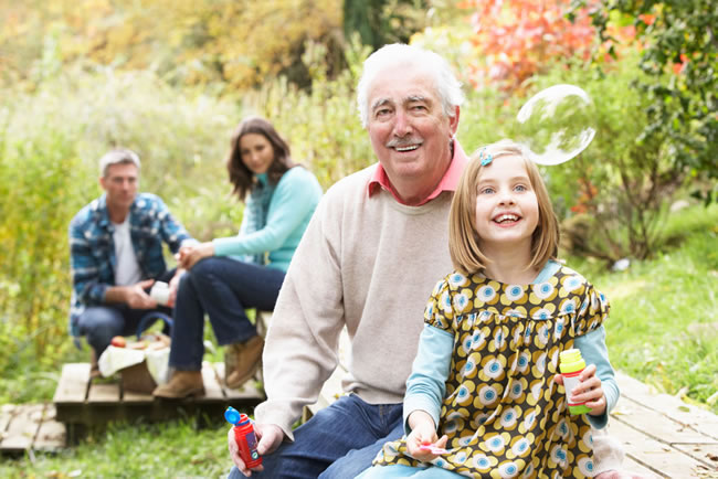 familia disfrutando de un picnic
