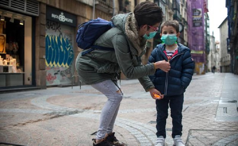 Niños con mascarilla