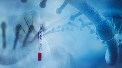 Imagen del virus del COVID-19 y una jeringa