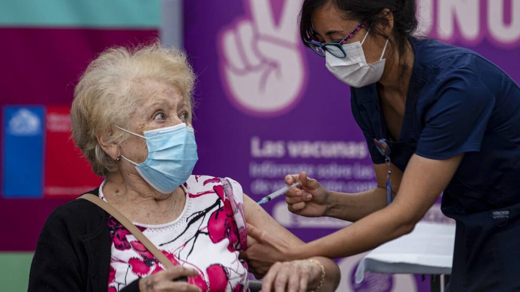 Persona mayor siendo vacunada
