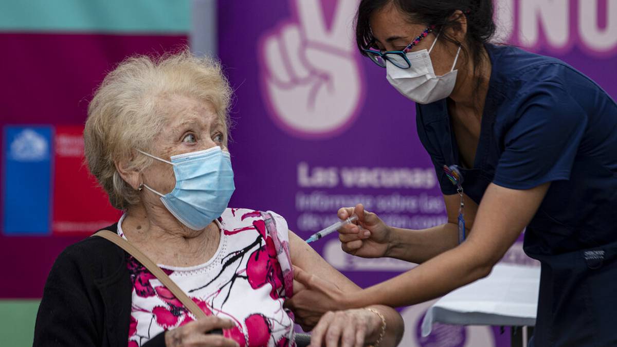 Persona mayor siendo vacunada