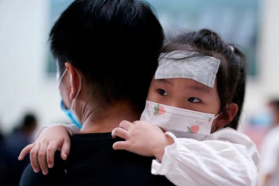 China detecta aumento de casos de neumonía en niños.