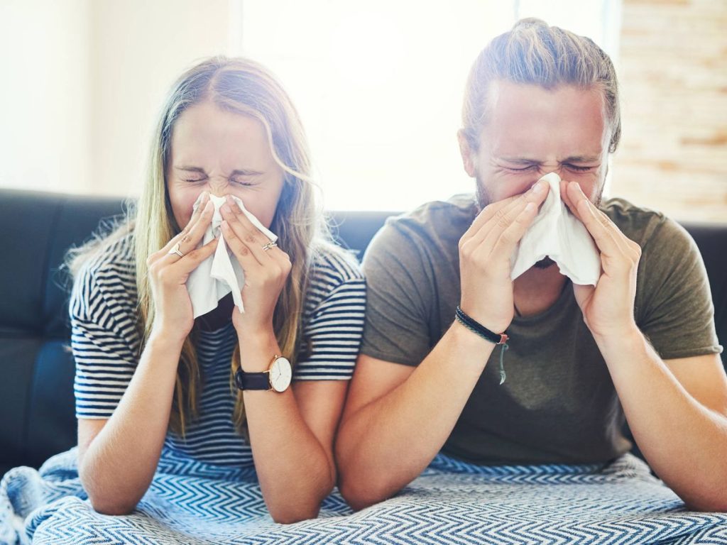 gripe, pareja con pañuelos