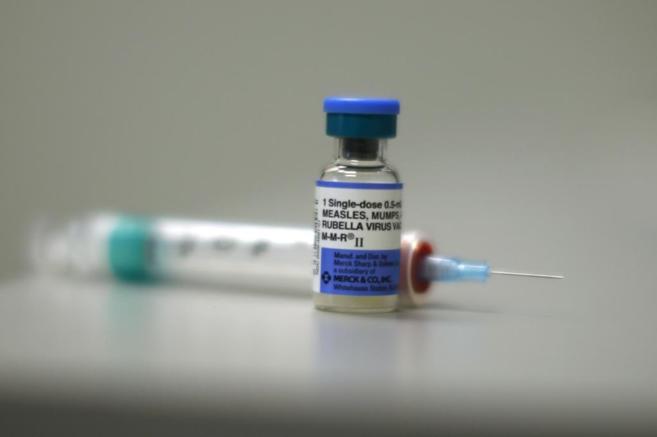 Tubo y jeringa con vacuna contra el sarampión