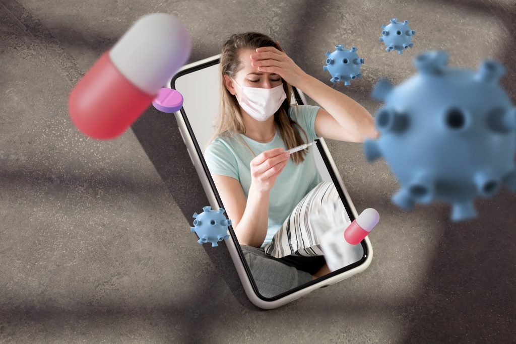 Mujer con mascarilla tomándose la temperatura, saliendo de la pantalla de un teléfono rodeada de virus y cápsulas